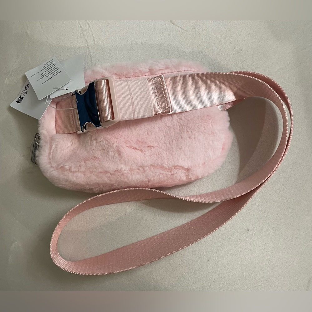 Lululemon NWT Everywhere Belt Bag Plush Fleece Strawberry Milkshake Pink 1L - Picture 9 of 11